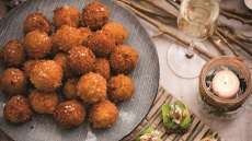 Κροκέτες με κρεμμύδι τουρσί και τυρί