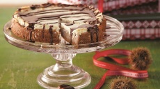 Cheesecake με πουρέ κάστανο στο φούρνο και σιρόπι σοκολάτας