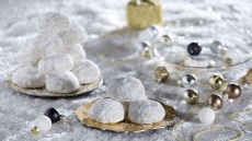 Απολαυστικοί κουραμπιέδες και μελομακάρονα σε 10 + 1 διευθύνσεις