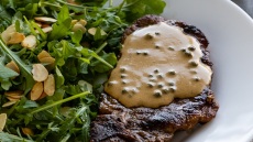 Φιλέτο με σος πράσινου πιπεριού, από τα κλασικά της γαλλικής κουζίνας!