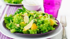 Αυτή η σαλάτα με σπανάκι, μανταρίνια και παρμεζάνα είναι το τέλειο γεύμα!