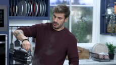«Kitchen Lab»: Ο Άκης Πετρετζίκης προτείνει εναλλακτικές συνταγές για το χριστουγεννιάτικο τραπέζι
