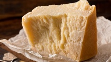 Πώς να αξιοποιήσουμε τη φλούδα των τυριών, που συνήθως πετάμε;