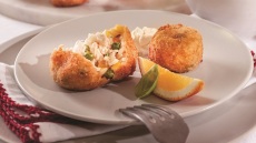 Κροκέτες «κότα Μιλανέζα» με κρύα σάλτσα από γιαούρτι και χρένο