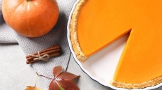 Vegan γλυκιά τάρτα κολοκύθας με μαύρη ζάχαρη