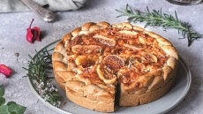 Κις λορέν με ξερά σύκα και γραβιέρα