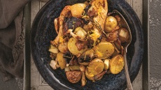 Baby πατάτες με μανιτάρια στον φούρνο, αρωματισμένα με πορτοκάλι και δεντρολίβανο