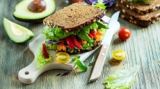 Οι βιταμίνες που θα σε βοηθήσουν να αντεπεξέλθεις στις απαιτήσεις της ημέρας