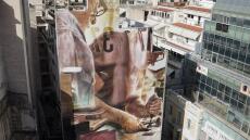 Αυτός είναι ο καλλιτέχνης πίσω από τη νέα εντυπωσιακή τοιχογραφία των Εξαρχείων