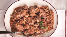 Μοσχαρίσια μάγουλα, με κάστανα και μπέικον