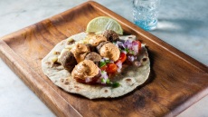 Τάκος από χοιρινά κεφτεδάκια με σάλτσα καπνιστής γαλομυζήθρας