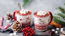 Φτιάχνουμε απολαυστικό ρόφημα σοκολάτας red velvet στο σπίτι!