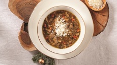 Μανιταρόσουπα με Νιώτικη γραβιέρα και σκορδόψωμο για το γιορτινό τραπέζι
