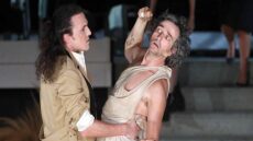 Ο Αιμίλιος Σταματάκης μίλησε με τον Άρη Σερβετάλη πριν την πρεμιέρα του «Ρινόκερου»