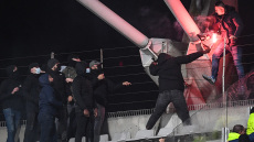 Λιόν: Ξεκίνησε έρευνες για το ξύλο στο Παρίσι, υπόσχεται ισόβιο αποκλεισμό στους ενόχους και απαγορεύει τα ταξίδια εκτός έδρας