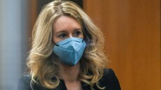 Σκάνδαλο Theranos: Αντιμέτωπη με 20 χρόνια στη φυλακή η Ελίζαμπεθ Χολμς