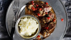 Μοσχαράκι με ρόδι και πράσο