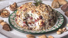 Γιορτινή τερίνα με τυριά, φρούτα και ξηρούς καρπούς