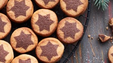 Χριστουγεννιάτικα μπισκότα με σοκολατένιο αστέρι