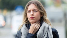 Έχετε πονόλαιμο; Τρία top γιατροσόφια που μαλακώνουν το λαιμό