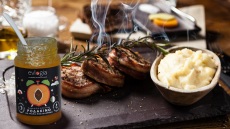 Χοιρινό σε κρούστα από μπαχαρικά και τάρτα με κρέμα από ανθότυρο για το γιορτινό τραπέζι