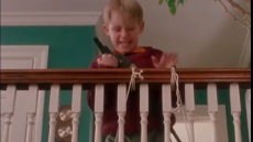 Κορωνοϊός - Βίντεο: Ο πρωταγωνιστής του «Μόνος στο Σπίτι» εξουδετερώνει τη Δέλτα και την Omicron