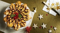Βασιλόπιτα σε σχήμα αστεριού, γεμιστή με πραλίνα φουντουκιού και σταγόνες σοκολάτας