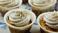 Ατομικά κέικ καρότου και αμυγδάλου χωρίς ζάχαρη