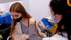 Ο εμβολιασμός μειώνει τον κίνδυνο μακρόχρονης Covid-19 και τα συμπτώματα της, δείχνει νέα μελέτη