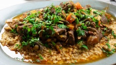 Σιγομαγειρεμένο μοσχαράκι με μανιτάρια και τραχανότο