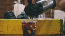 Δέκα λεπτά ακριβότερος ο καφές σε πλαστικό ποτήρι από την Πρωτοχρονιά