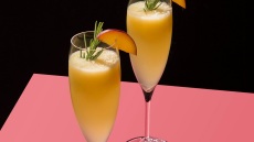 3 μοναδικά κοκτέιλ με βάση τη σαμπάνια