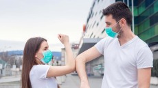 Πανδημία: Ο απρόσμενος παράγοντας που επηρεάζει την τήρηση των μέτρων και τον εμβολιασμό