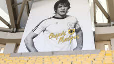 Ο Θωμάς Μαύρος χάρισε το ασημένιο παπούτσι και τη φανέλα της Μικτής Κόσμου στο Μουσείο της ΑΕΚ