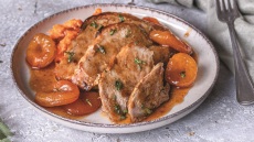 Γιορτινό χοιρινό με εσπεριδοειδή και βερίκοκα