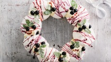 Στεφάνι από μαρεγκάκια με κρέμα σαμπάνια