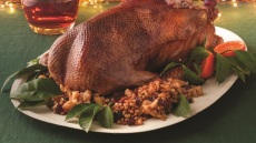 Χήνα γεμιστή με σιτάρι, καπνιστό μπέικον και κράνμπερι σε κονιάκ 