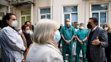 Τσίπρας στο «Αλεξάνδρα»: Μια νέα κυβέρνηση το 2022 θα στηρίξει γιατρούς και νοσηλευτές, η σημερινή δεν έχει την πρόθεση