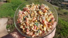 Γιορτινή σαλάτα ζυμαρικών με τόνο