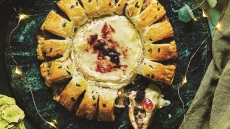 Στρογγυλή κιμαδόπιτα με καμαμπέρ