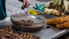 Κάστανα και καλαμπόκια: τα αγαπημένα street food του χειμώνα