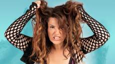 Η Κατερίνα Ζαρίφη με έναν ξεκαρδιστικό θεατρικό μονόλογο στο Γυάλινο Μουσικό Θέατρο - Δείτε βίντεο