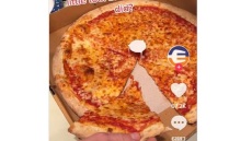 Εσείς ξέρετε γιατί κάποιες πίτσες έρχονται μαζί με ένα μίνι πλαστικό τραπεζάκι;