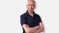 Κωνσταντίνος Τζούμας: «Οι γυναικοκτονίες στην Ελλάδα οφείλονται στη φλυαρία των γυναικών»