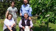 Μια οικογένεια από τη Χαλκιδική έκλεισε τα αμπελόφυλλα σε βαζάκι και τα εξάγει σε όλο τον κόσμο