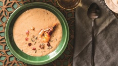Βελούδινη σούπα από κάστανο, γαρίδες, μπέικον και λεβάντα