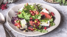 Σαλάτα με γκρέιπφρουτ, μανούρι, φιστίκι Αιγίνης και  dressing ρόδι