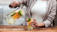 Πώς να ξαναβρείτε τη γραμμή σας –και να διώξετε τις τοξίνες– μετά τις γιορτές