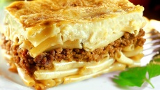 Άρθρο στο Bon Appetit τιμά το ελληνικό παστίτσιο και δίνει τη συνταγή του