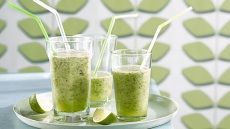 3 συνταγές για υγιεινά πράσινα smoothies που θα αλλάξουν τα πρωινά μας